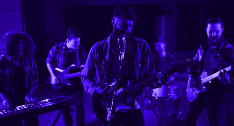 Karaokê com Banda ao Vivo: Guia para Começar sem Gastar Muito